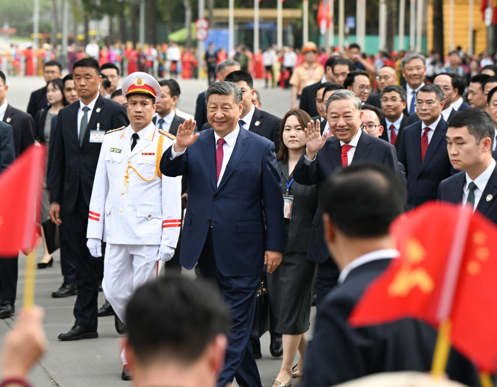 4月14日，中共中央總書記、國家主席習(xí)近平抵達(dá)河內(nèi)對(duì)越南進(jìn)行國事訪問。當(dāng)日下午，越共中央總書記蘇林為習(xí)近平舉行隆重歡迎儀式。這是歡迎儀式后，習(xí)近平和蘇林一同步行前往越共中央駐地舉行會(huì)談時(shí)，向歡迎人群揮手致意。新華社記者 張領(lǐng) 攝