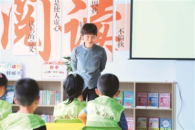 田桂月帶領(lǐng)孩子共讀繪本《點(diǎn)》。李澤罡攝