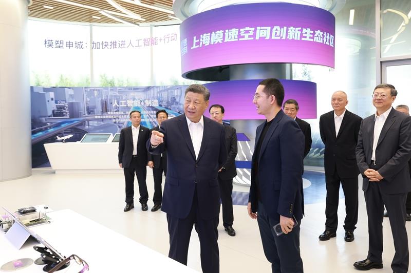 △2025年4月29日，習(xí)近平總書記在上?！澳Ｋ倏臻g”大模型創(chuàng)新生態(tài)社區(qū)，察看大模型產(chǎn)品展示。