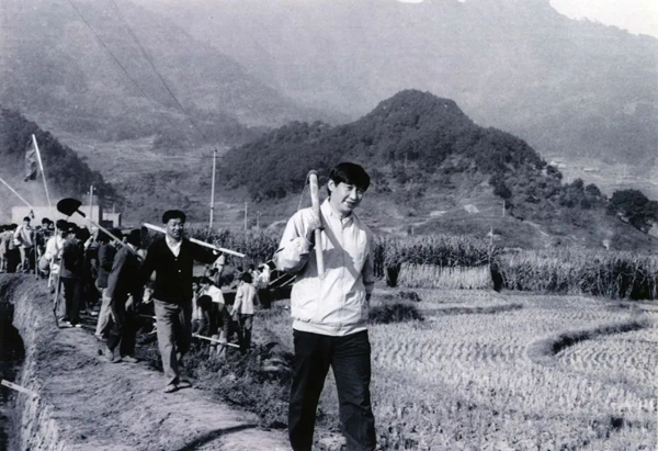 這是1989年，時(shí)任福建省寧德地委書記的習(xí)近平帶領(lǐng)地直機(jī)關(guān)千余名干部到寧德縣南漈水利工地參加清溝排障修整水渠勞動(dòng)。新華社發(fā)