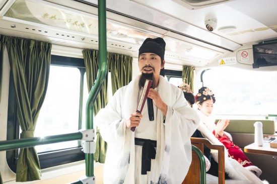 身著古裝的“伴游”在“長(zhǎng)安尋夢(mèng)”主題觀光車(chē)上為游客講解。（受訪者供圖）