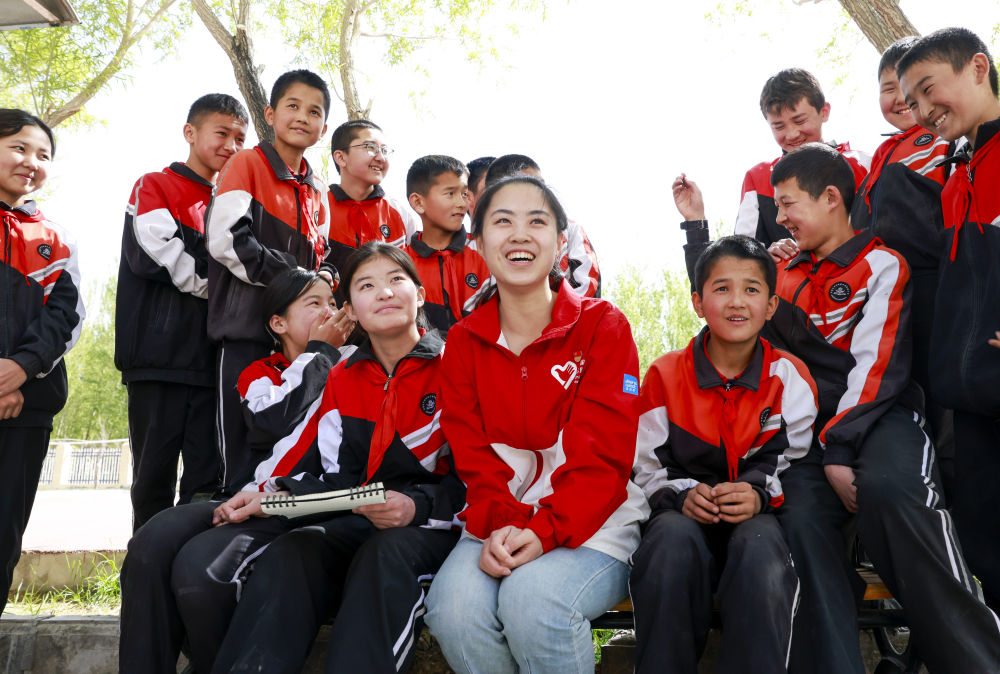 4月23日，在新疆克州阿圖什市哈拉峻鄉(xiāng)謝依特小學(xué)，支教教師高淑賢和學(xué)生們?cè)谝黄稹? width=