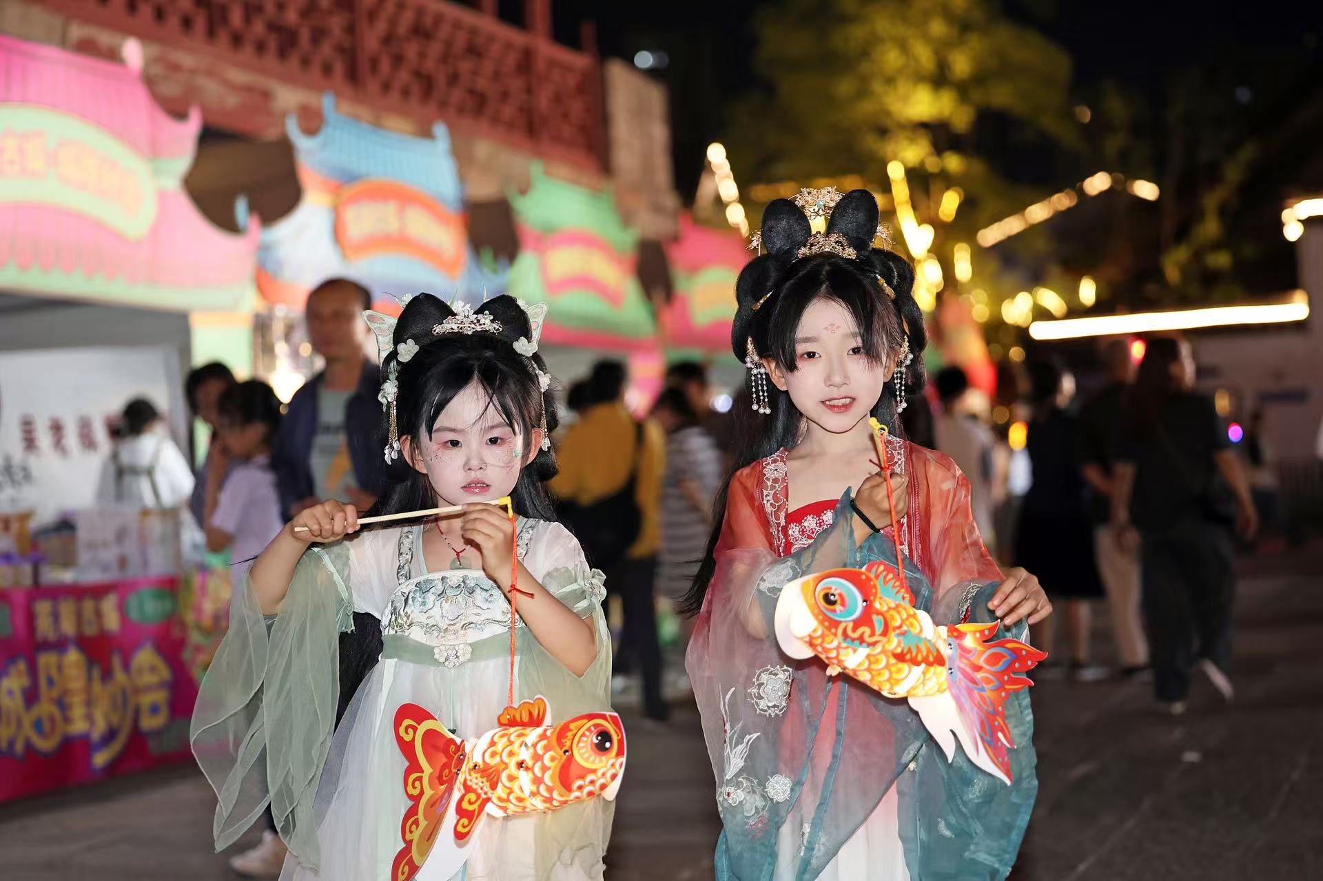 2025年5月2日晚，安徽蕪湖古城，魚燈巡游吸引游人駐足觀看。（圖片來源：視覺中國）