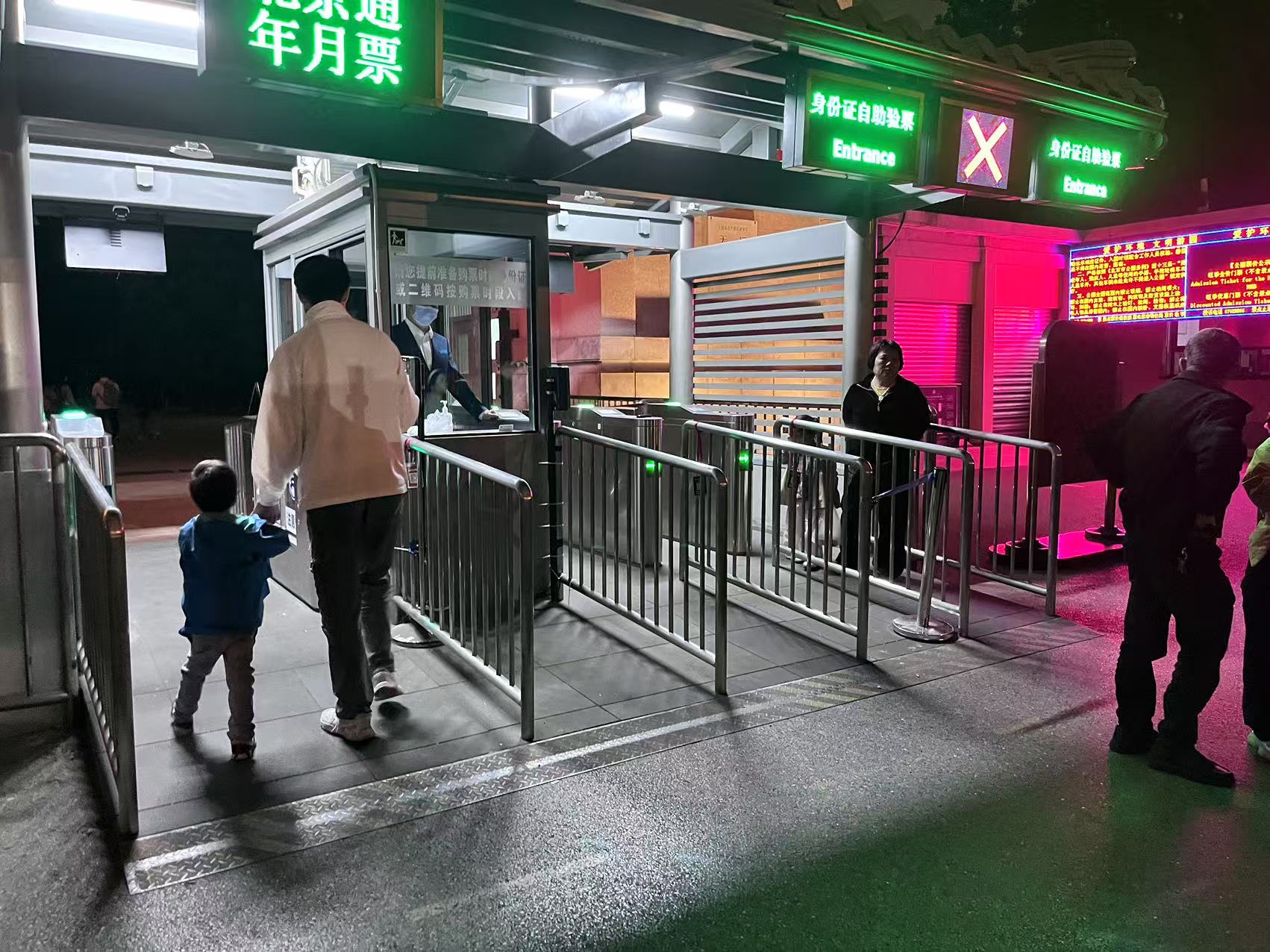 北京天壇公園延長開放時(shí)間，游客進(jìn)入游覽。人民網(wǎng)記者 李楠樺攝
