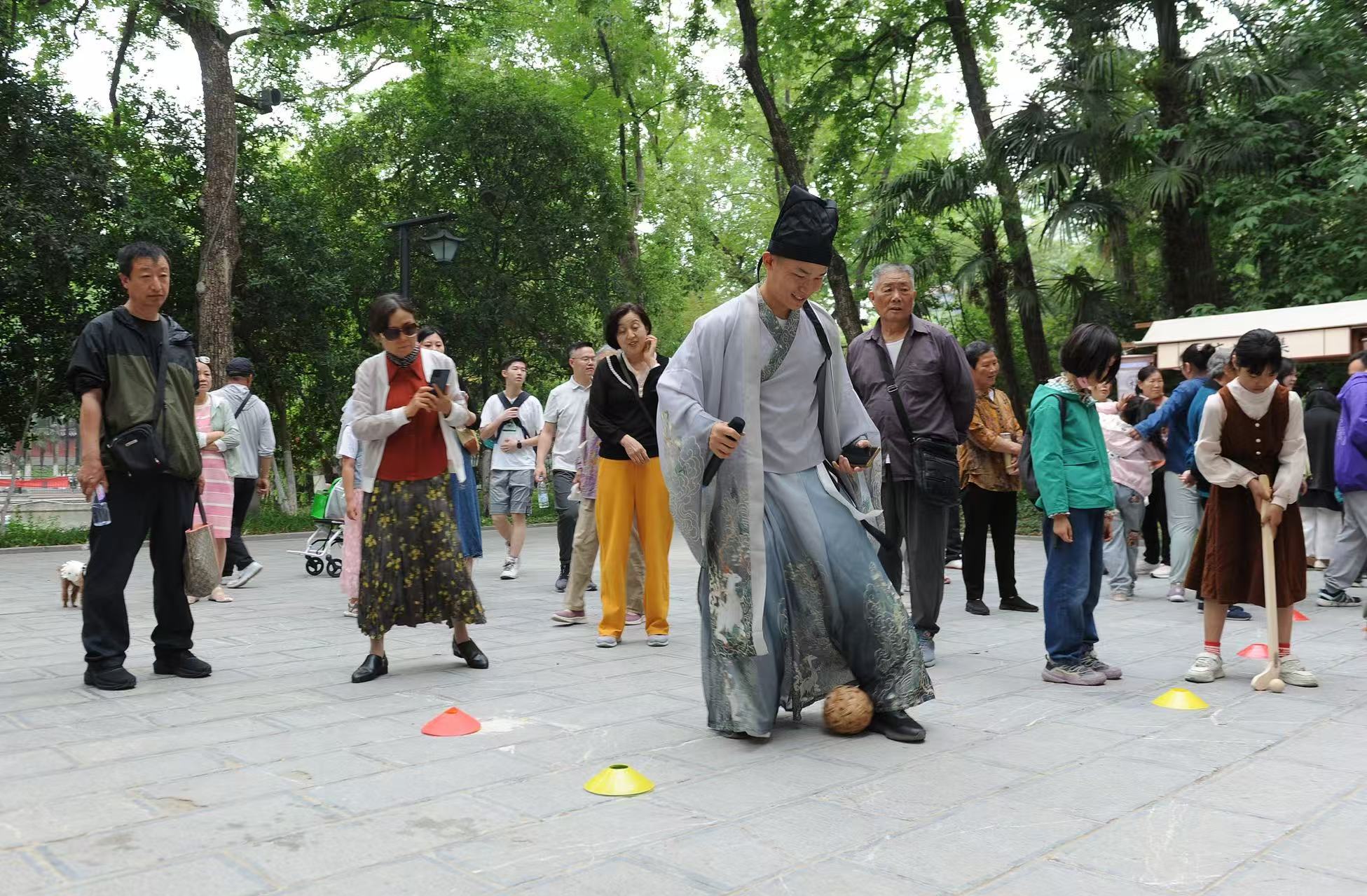 2025年5月3日，安徽省合肥市包公園景區(qū)，游客正在參與“蹴鞠”體育活動。（圖片來源：視覺中國）