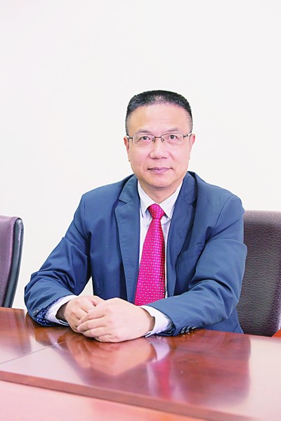 徐飛 教授、博士生導師。歷任上海交通大學副校長、西南交通大學校長、上海財經(jīng)大學常務(wù)副校長，現(xiàn)任福耀科技大學常務(wù)副校長。國務(wù)院政府特殊津貼專家。先后兼任中國鐵道學會副理事長，中國管理學會組織與戰(zhàn)略專業(yè)委員會副主任，教育部高等學校創(chuàng)新創(chuàng)業(yè)教育指導委員會副主任，中國高等教育學會創(chuàng)新創(chuàng)業(yè)教育分會理事長，中國高質(zhì)量MBA教育認證（CAMEA）工作委員會副主任，中國職業(yè)技術(shù)教育學會副會長等。主要研究領(lǐng)域為戰(zhàn)略管理、競爭戰(zhàn)略與博弈論、創(chuàng)新創(chuàng)業(yè)、跨文化戰(zhàn)略領(lǐng)導力等。出版著作20余部。
