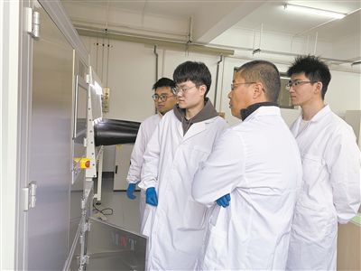 圖為安工大材料科學與工程學院碩士研究生余威（右一）在實驗室開展研究。安工大供圖