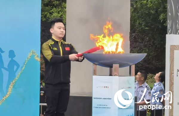 在活動開幕式上，馮喆點(diǎn)燃火炬。人民網(wǎng)記者 楊磊攝