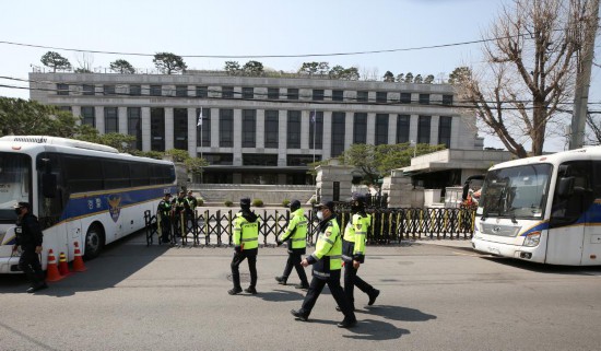 4月3日，在韓國首爾，警察在韓國憲法法院前執(zhí)勤。新華社記者姚琪琳攝