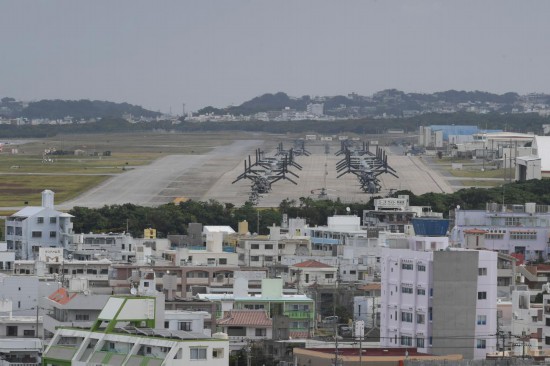 這是2023年11月25日在日本沖繩美軍普天間基地駐留的“魚(yú)鷹”運(yùn)輸機(jī)（資料照片）。新華社記者馮武勇攝