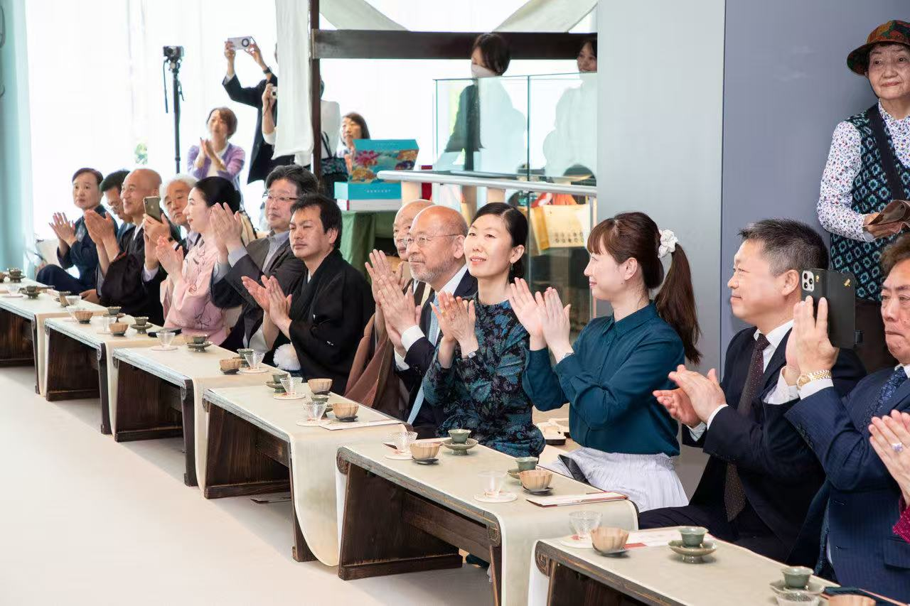中日兩國(guó)文旅界、各茶道流派嘉賓出席開(kāi)幕式。中國(guó)駐大阪旅游辦事處供圖