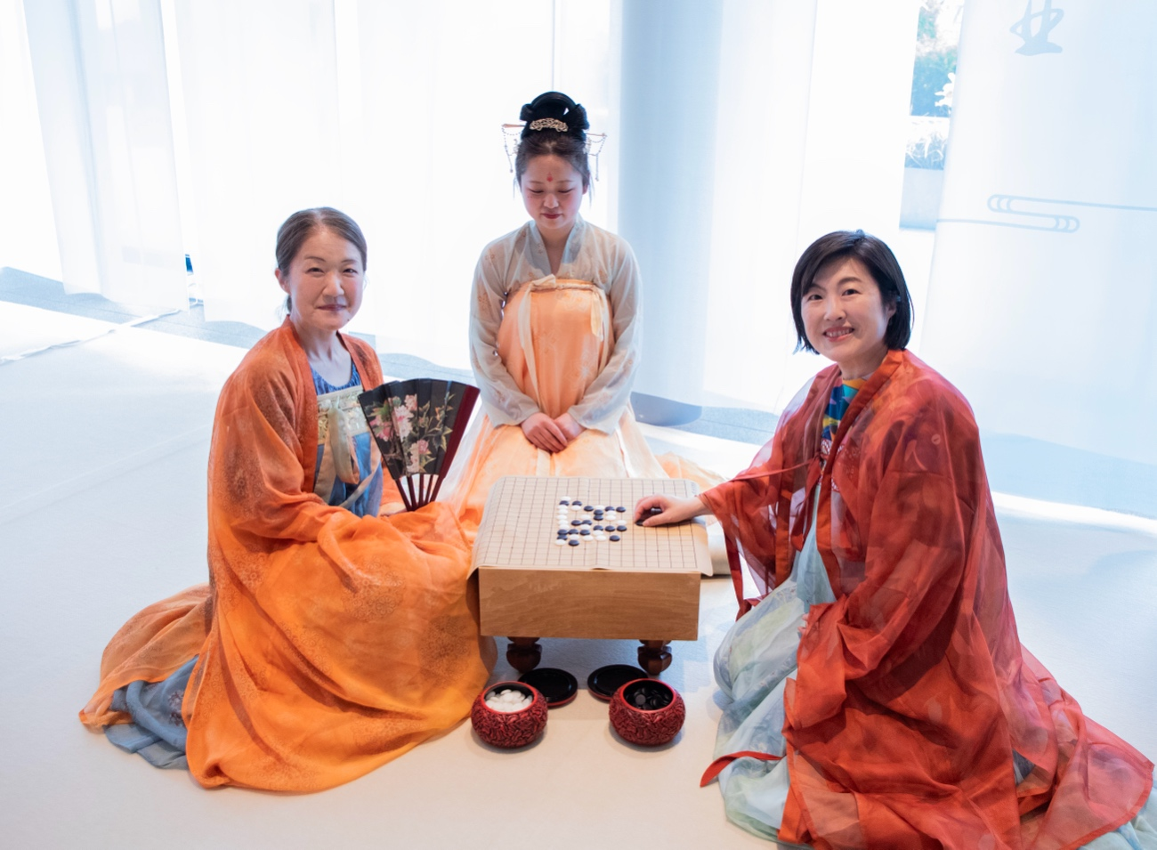 日本客人體驗(yàn)漢服。中國(guó)駐大阪旅游辦事處供圖