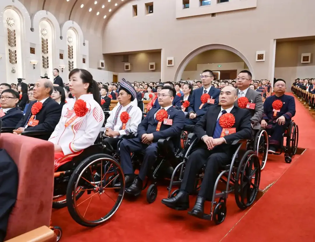 2025年5月16日，第七次全國(guó)自強(qiáng)模范暨助殘先進(jìn)表彰大會(huì)在北京召開(kāi)。大會(huì)表彰了200名“全國(guó)自強(qiáng)模范”、200個(gè)“全國(guó)殘疾人工作先進(jìn)集體”和60名“全國(guó)殘疾人工作先進(jìn)個(gè)人”。