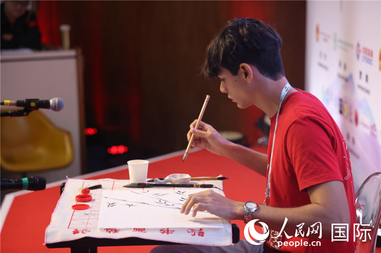 2025年“漢語橋”巴西賽區(qū)決賽的“才藝展示”環(huán)節(jié)，一名參賽者正在繪畫。人民網(wǎng)記者 時(shí)元皓攝