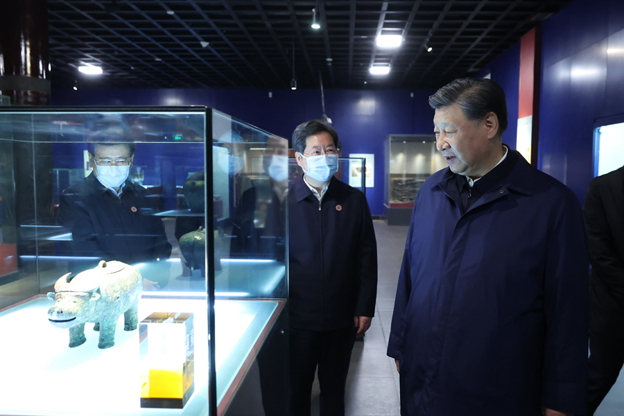 2022年10月28日，習(xí)近平總書記在安陽市殷墟博物館考察。新華社記者 鞠鵬 攝