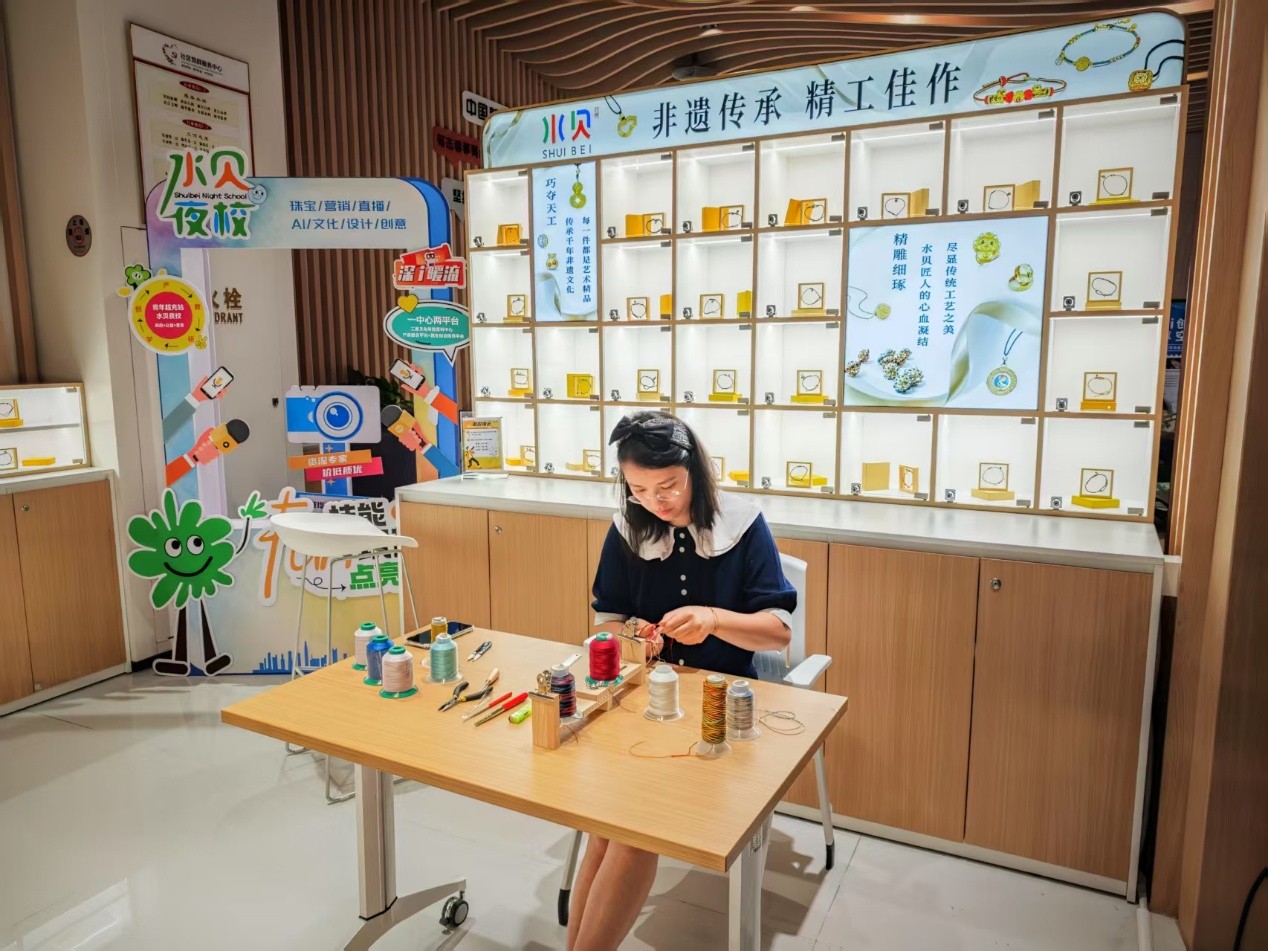 水貝夜校學(xué)員正在展示手工編繩過程。人民網(wǎng) 肖聰聰攝