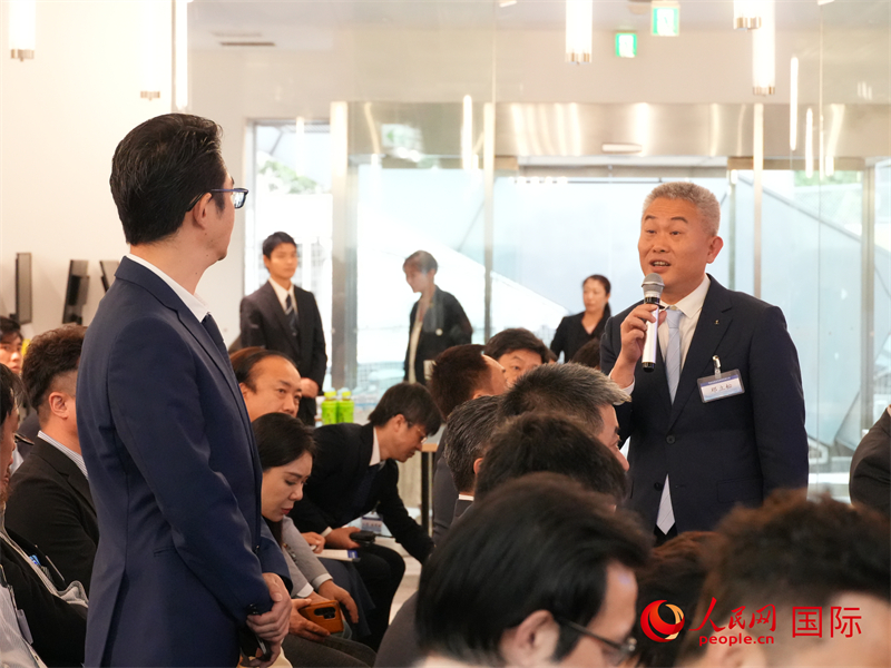 參會企業(yè)與海南代表團積極交流。