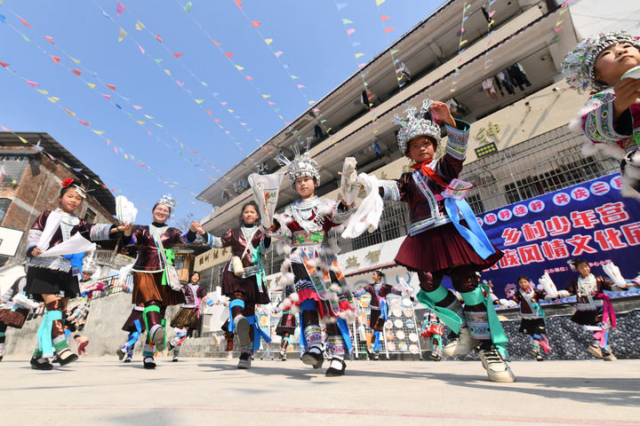 2025年3月25日，廣西柳州市融水苗族自治縣桿洞鄉(xiāng)中心小學(xué)學(xué)生在跳蘆笙踩堂舞。新華社記者 黃孝邦 攝