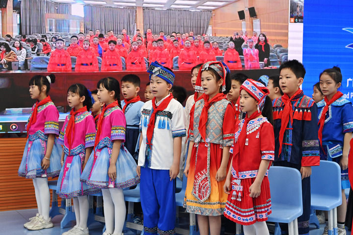 2025年3月28日，在“壯蒙一家親 共筑中國夢”手拉手主題云隊會上，廣西南寧市濱湖路小學(xué)四（1）中隊隊員通過網(wǎng)絡(luò)和內(nèi)蒙古鄂爾多斯東勝區(qū)第十二小學(xué)四（9）中隊隊員一起唱《中國少年先鋒隊隊歌》。新華社記者 周華 攝