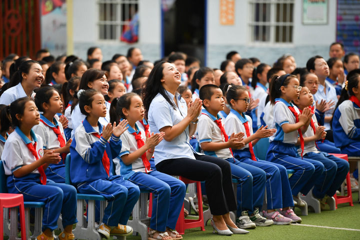 2021年7月1日，在位于陜西省延安市的楊家?guī)X福州希望小學(xué)，師生收看慶祝中國共產(chǎn)黨成立100周年大會。新華社記者 張博文 攝