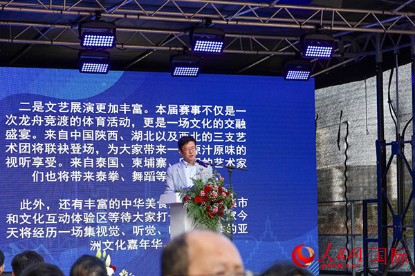 中國駐法蘭克?？傤I(lǐng)事黃昳揚(yáng)在致辭中對(duì)龍舟賽表示熱烈祝賀。人民網(wǎng) 依琳攝