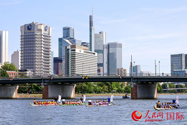 龍舟賽隊(duì)伍奮力揮槳、破浪前行。人民網(wǎng) 依琳攝