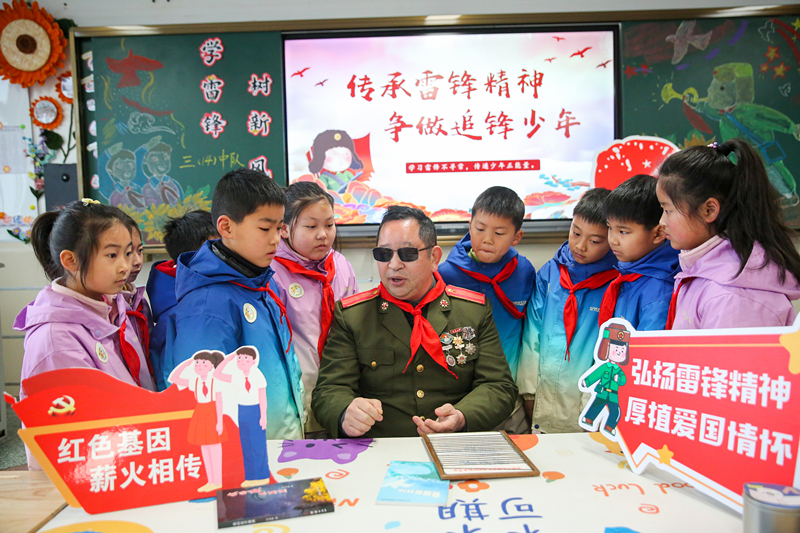 2025年3月3日，江蘇南通如皋市安定小學(xué)里，傷殘軍人許波銀在思政小課堂上向?qū)W生講述雷鋒故事。