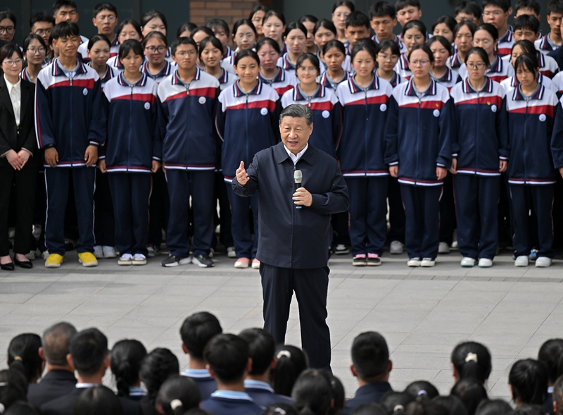 2024年6月18日，習(xí)近平總書記在青海果洛西寧民族中學(xué)考察時，同師生們親切交流。