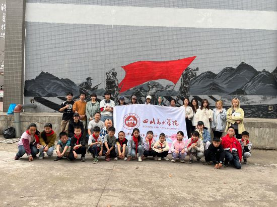 “行動中的課堂：探尋茶馬古道紅色印記”工作坊與當地小學生共同創(chuàng)作主題壁畫。