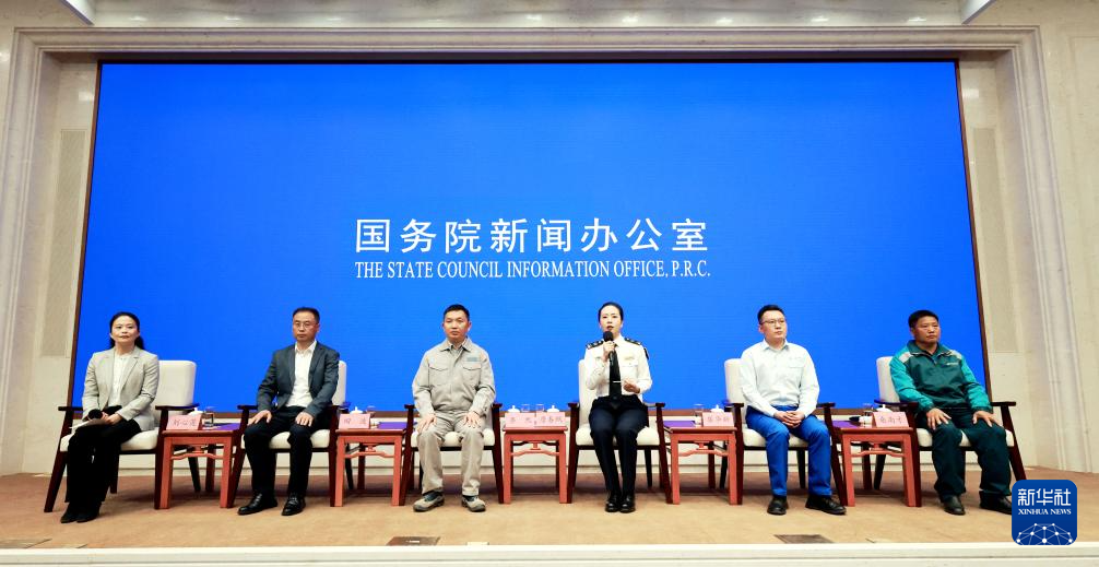 5月29日，國務(wù)院新聞辦公室在北京舉行“新征程上的奮斗者”中外記者見面會，交通運(yùn)輸領(lǐng)域代表圍繞“加快建設(shè)交通強(qiáng)國 勇當(dāng)開路先鋒”與中外記者見面交流。新華社記者 潘旭 攝