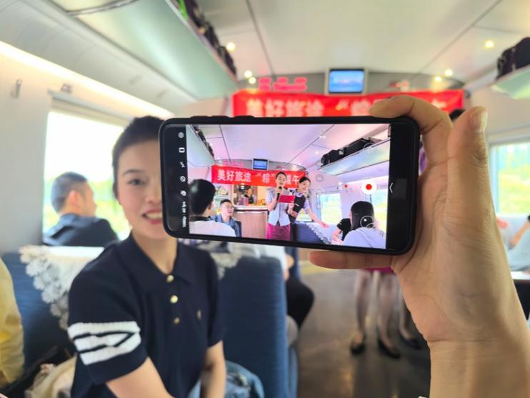 在活動中，旅客紛紛舉起手機(jī)拍攝。顏笑攝