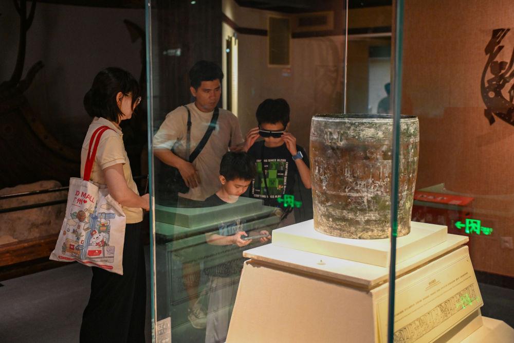 △2025年5月18日，游客在廣東廣州南越王博物院（王墓展區(qū)）體驗AR眼鏡智慧導(dǎo)覽服務(wù)。