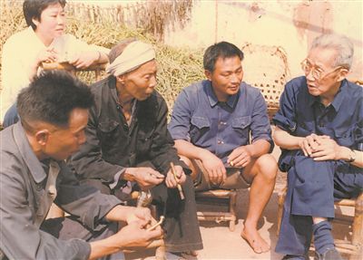 侯光炯（右一）和農(nóng)民在一起親切交流。 西南大學(xué)檔案館供圖