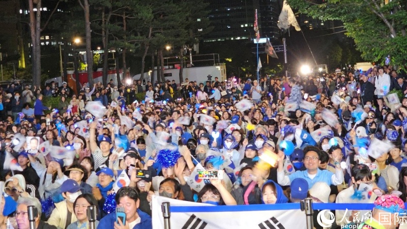 當?shù)貢r間4日凌晨，李在明支持者們聚集在國會前等待計票結(jié)果。人民網(wǎng) 柳美鉉攝