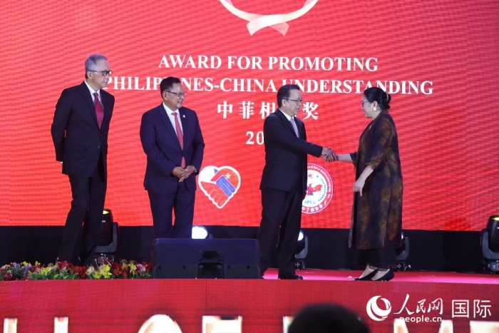菲律賓前參議員許爾琦榮獲“終身成就獎”。人民網(wǎng)記者樊帆 攝