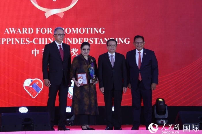 菲律賓前參議員許爾琦榮獲“終身成就獎”。人民網(wǎng)記者 樊帆攝