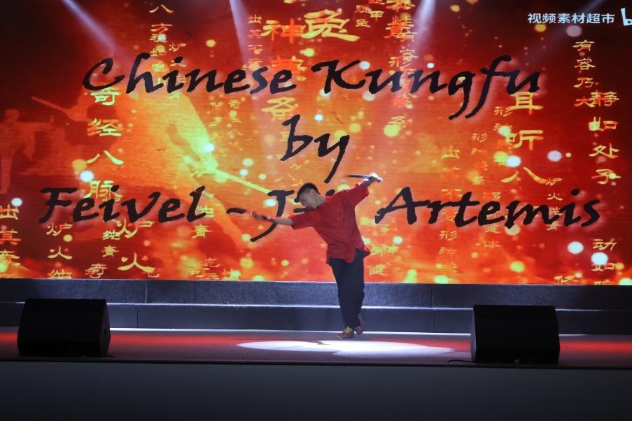 恩星學(xué)校中學(xué)部學(xué)生表演武術(shù)。哈山努丁大學(xué)孔子學(xué)院供圖